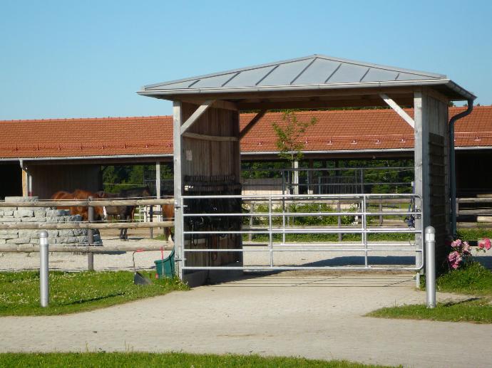Covered entrance and tack up to the Active Stable Covered entrance and tack up to the Active Stable