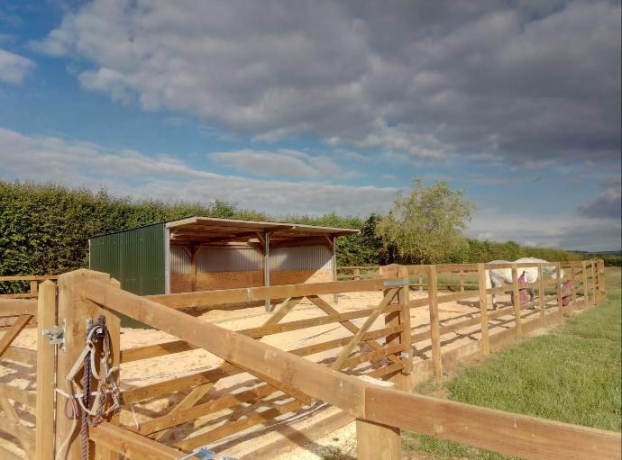 Jelka and Mottaghan Reid horse shelter front view