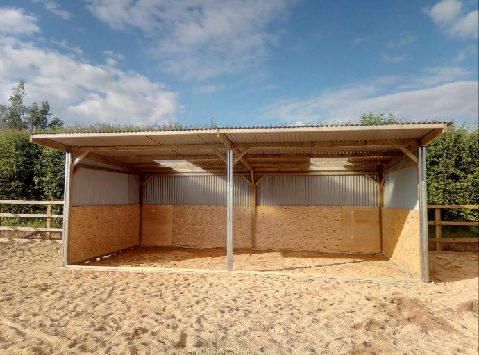 Jelka and Mottaghan Reid large horse shelter