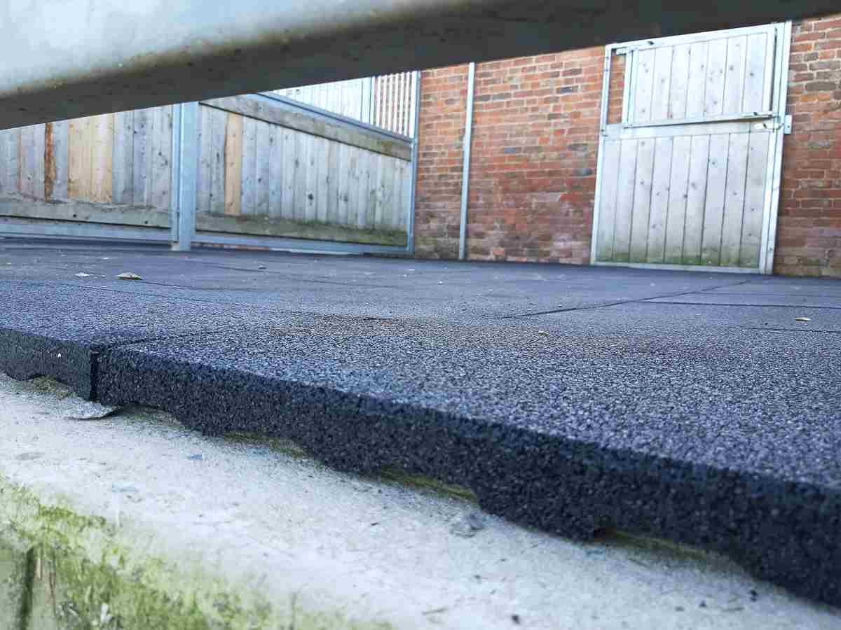 Close up of Komfortex in colour black for a turnout pen