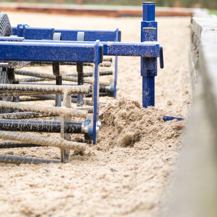 ArenaMate® side blade for bringing in the edges of an arena